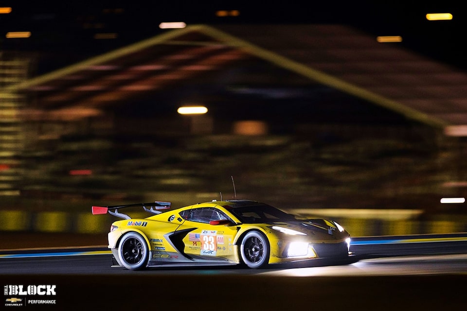 El Corvette C8.R n.º 33 atraviesa la noche en el Circuito de la Sarthe.