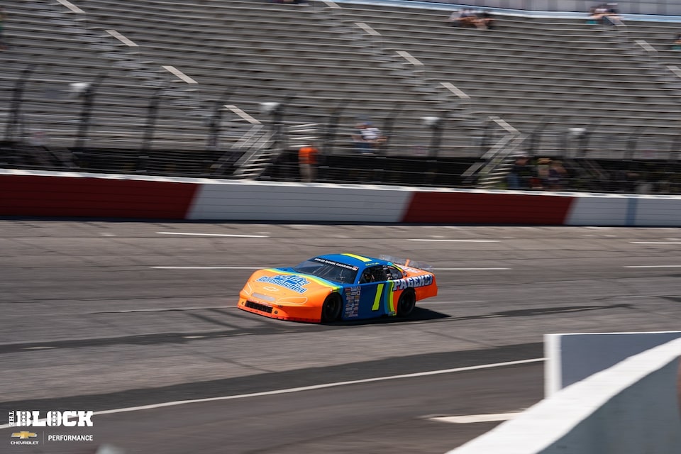 Jordan Taylor, visto aquí durante su práctica, terminó 20.º en su debut en el Pro Late Model.