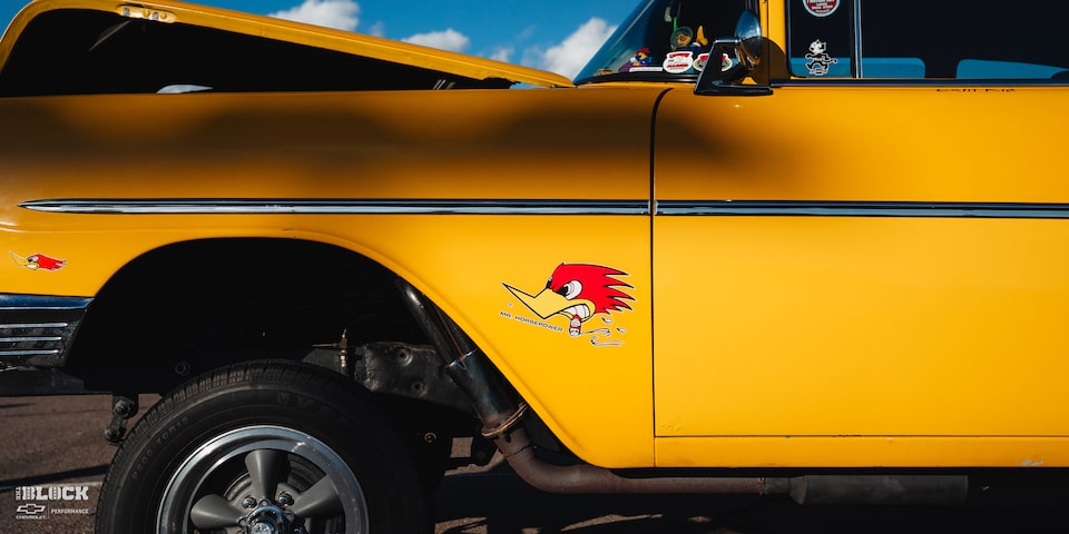 Primer plano de la pegatina de Mr. Horsepower