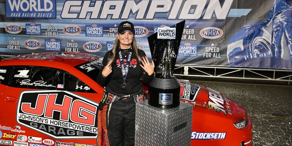 Enders celebra sus seis campeonatos en las finales de In-N-Out Burger de la NHRA.