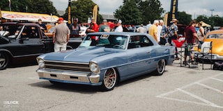 Chevrolet Nova Glacier '67 en azul cielo en un espectáculo itinerante