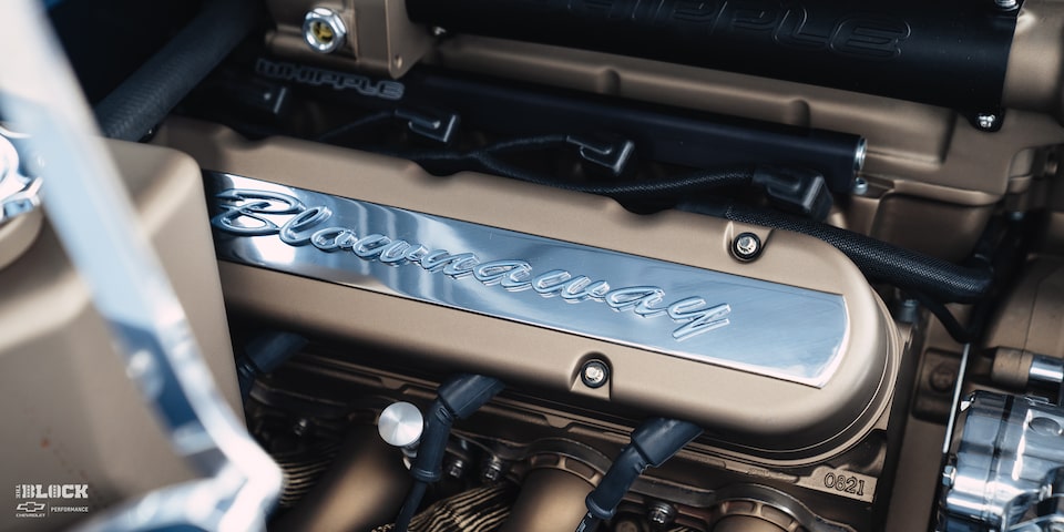 Primer plano de la insignia del motor de un Chevrolet Nova 1967