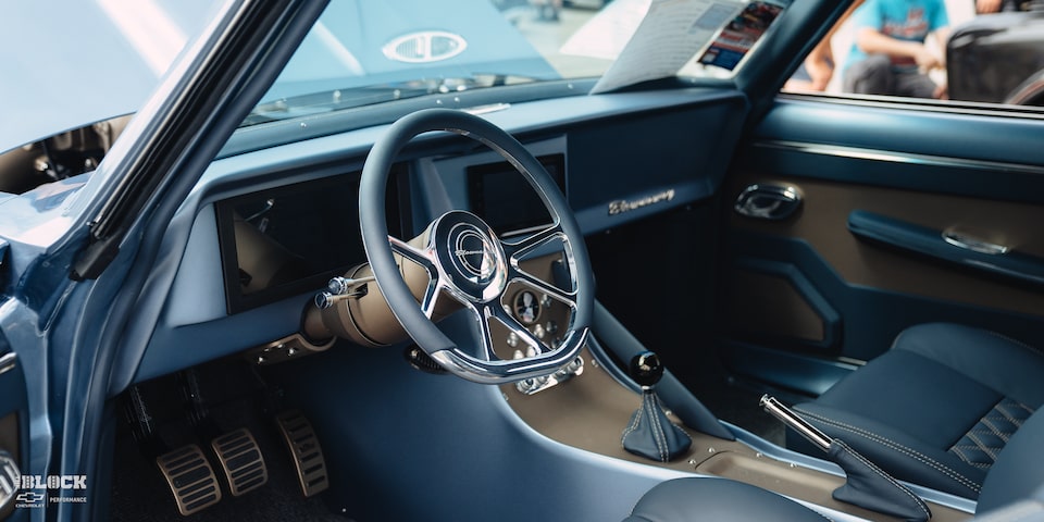 Vista interior del tablero de un Chevrolet Nova 1967