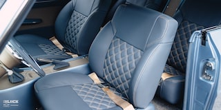 Vista interior de los asientos delanteros de un Chevrolet Nova 1967