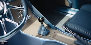 Primer plano de una palanca de cambios y una consola central de un Chevrolet Nova 1967