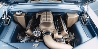 Vista delantera del compartimento del motor en un Chevrolet Nova 1967