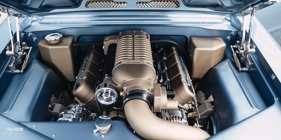 Vista delantera del compartimento del motor en un Chevrolet Nova 1967