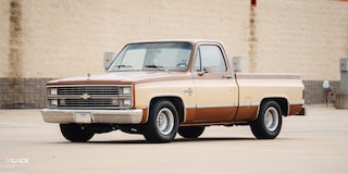 Vista delantera de medio perfil de una camioneta Chevy C10 1983 supercargada