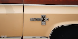 Primer plano de emblemas de una camioneta Chevy C10 1983 supercargada