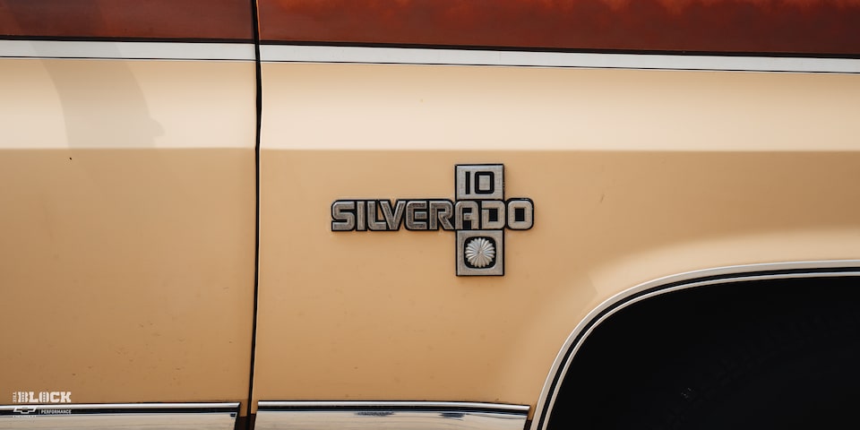 Primer plano de emblemas de una camioneta Chevy C10 1983 supercargada