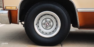 Primer plano del volante de una camioneta Chevy C10 1983 supercargada