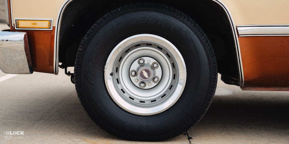 Primer plano del volante de una camioneta Chevy C10 1983 supercargada