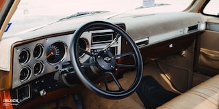 Interior de una camioneta Chevy C10 1983 supercargada