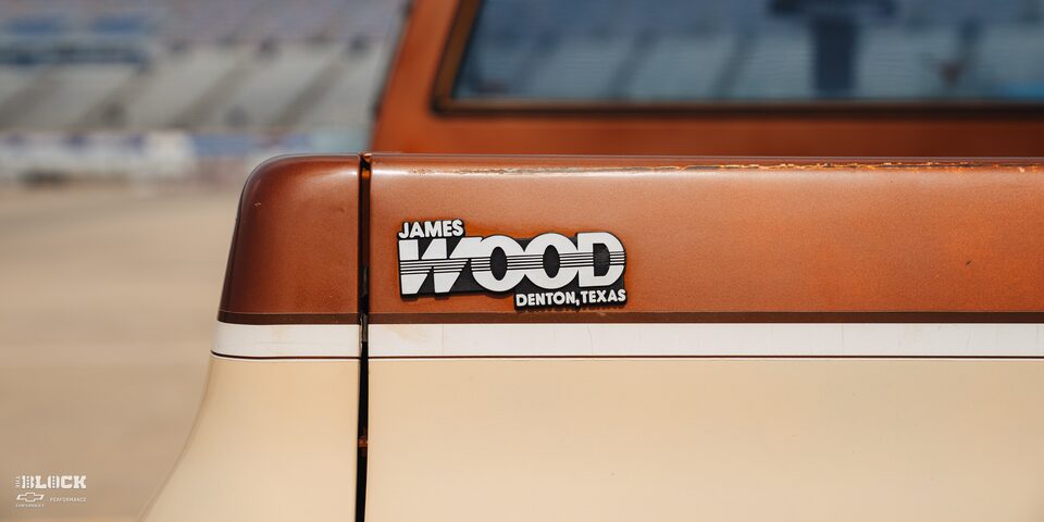 Primer plano del logo de James Wood en una camioneta Chevy C10 1983 supercargada