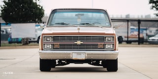 Vista delantera de una camioneta Chevy C10 1983 supercargada