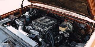 Vista delantera lateral del compartimento del motor de una camioneta Chevy C10 1983 supercargada