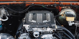 Vista delantera del compartimento del motor de una camioneta Chevy C10 1983 supercargada
