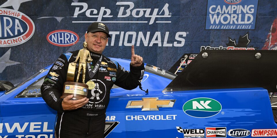 Robert Hight celebra en el Círculo de Ganadores del Maple Grove Raceway.