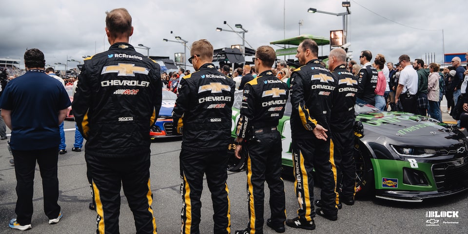 Equipo de Chevrolet PC Racing parado en fila