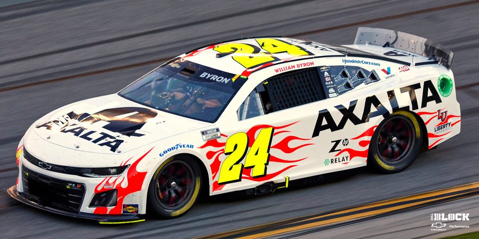 El piloto del equipo Chevy, William Byron, camino a ganar la 66.ᵃ edición de la carrera Daytona 500.