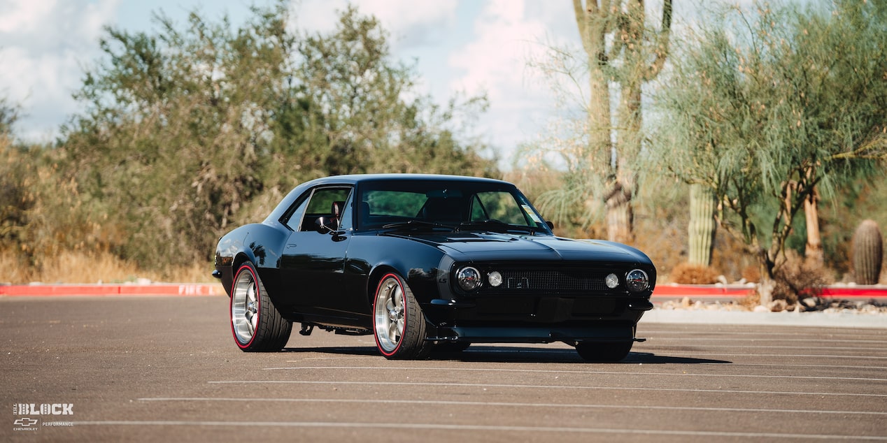 Vista frontal de tres cuartos de un Chevrolet Camaro 1967