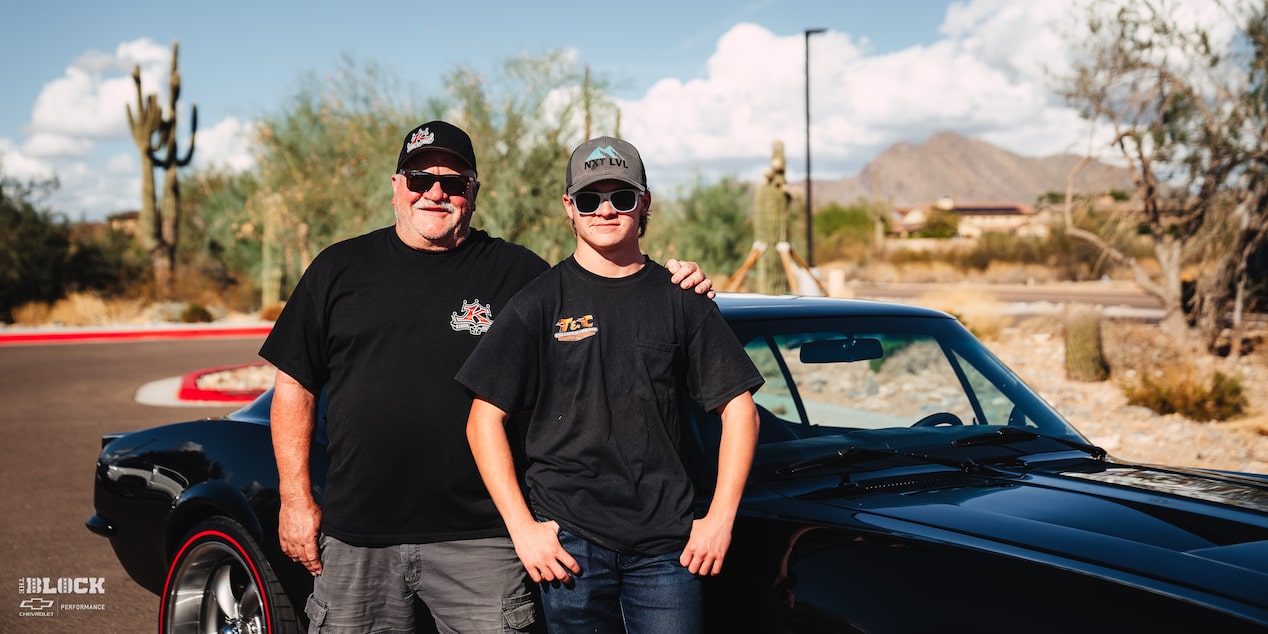Troy Schindler y su hijo, Camryn (derecha) durante los Goodguys Speedway Motors Southwest Nationals 2023.