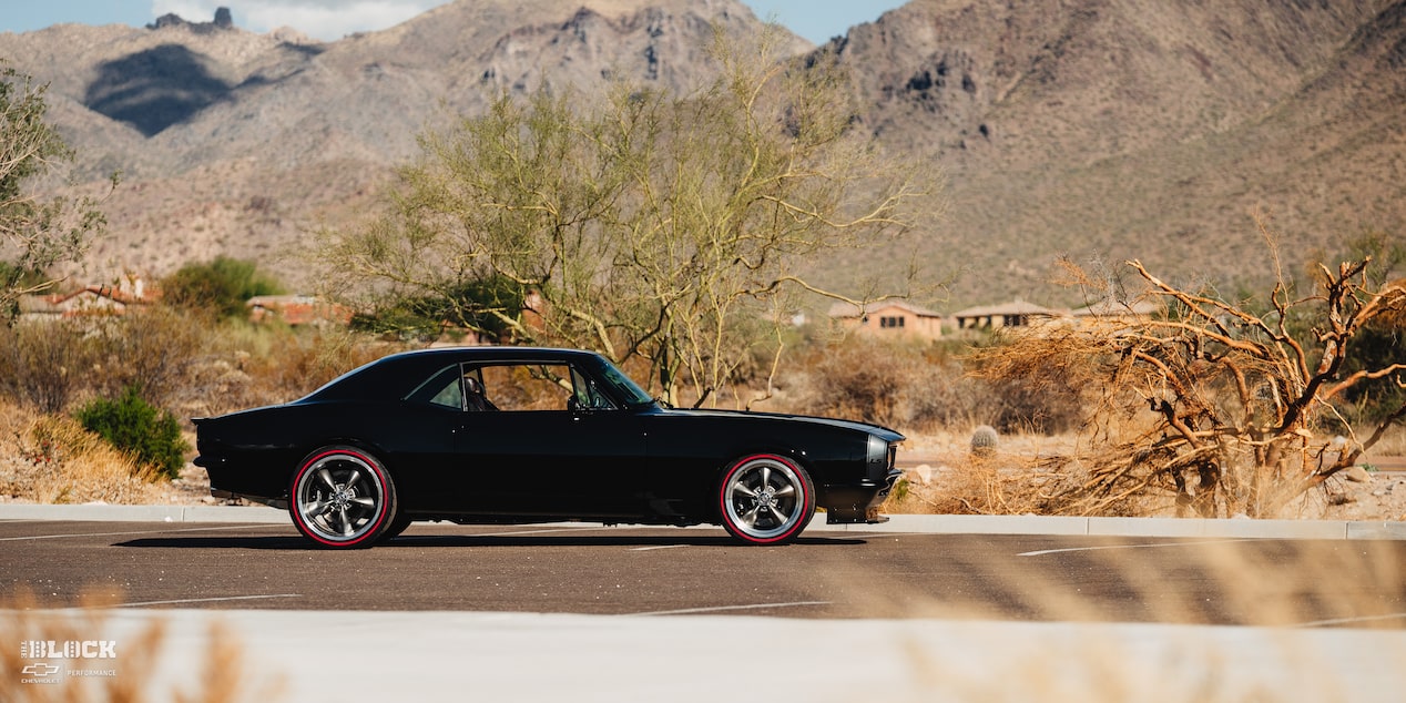 Vista lateral amplia de un Chevrolet Camaro 1967