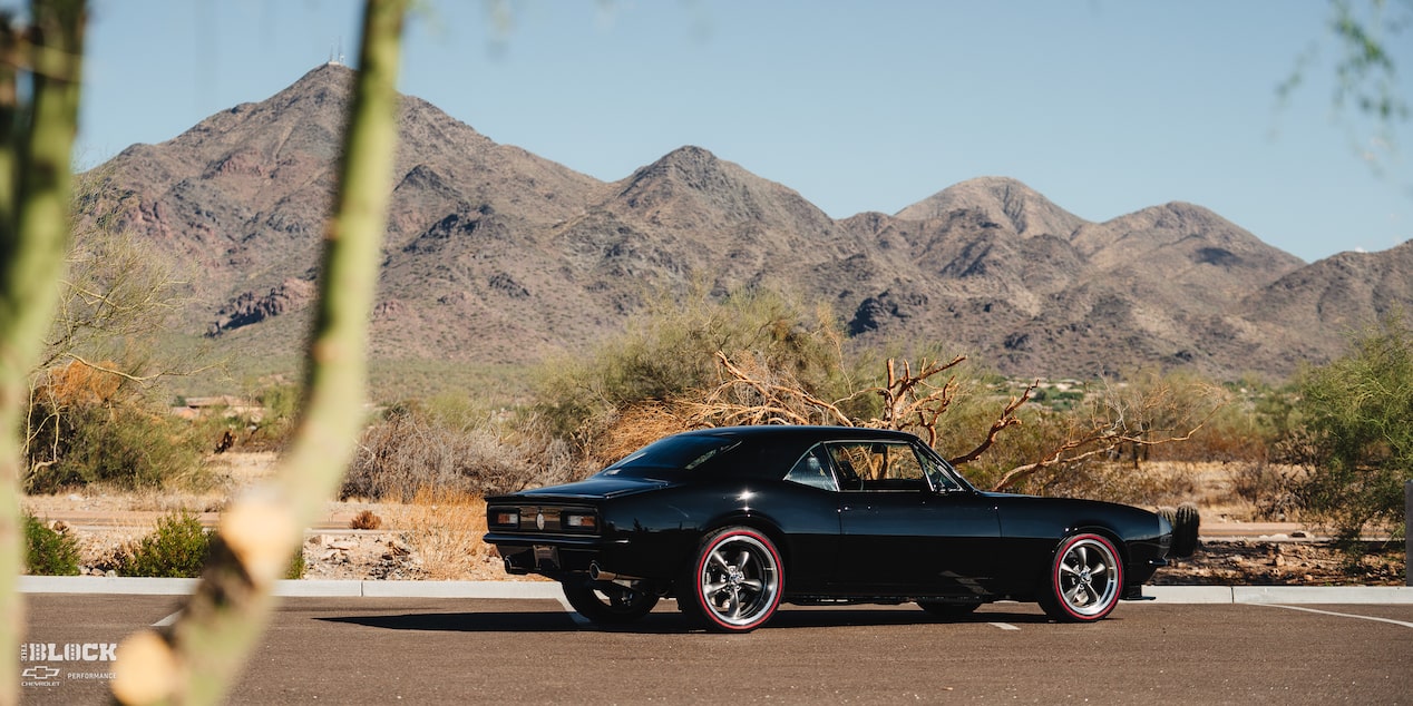 Vista lateral trasera amplia de un Chevrolet Camaro 1967