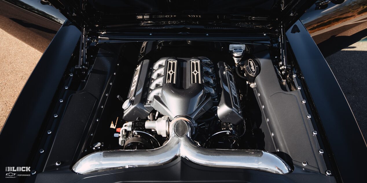 Vista delantera del compartimento del motor en un Chevrolet Camaro 1967