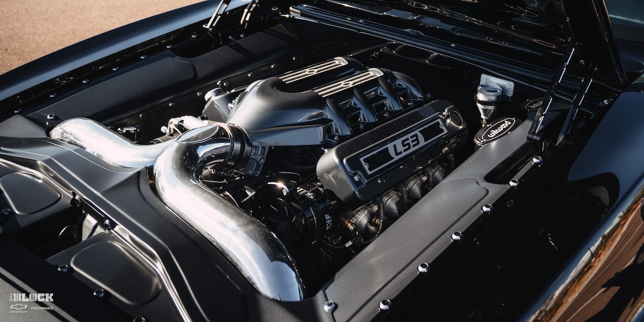 El motor armado* LS376/480 de Chevrolet Performance bajo el cofre del Camaro.