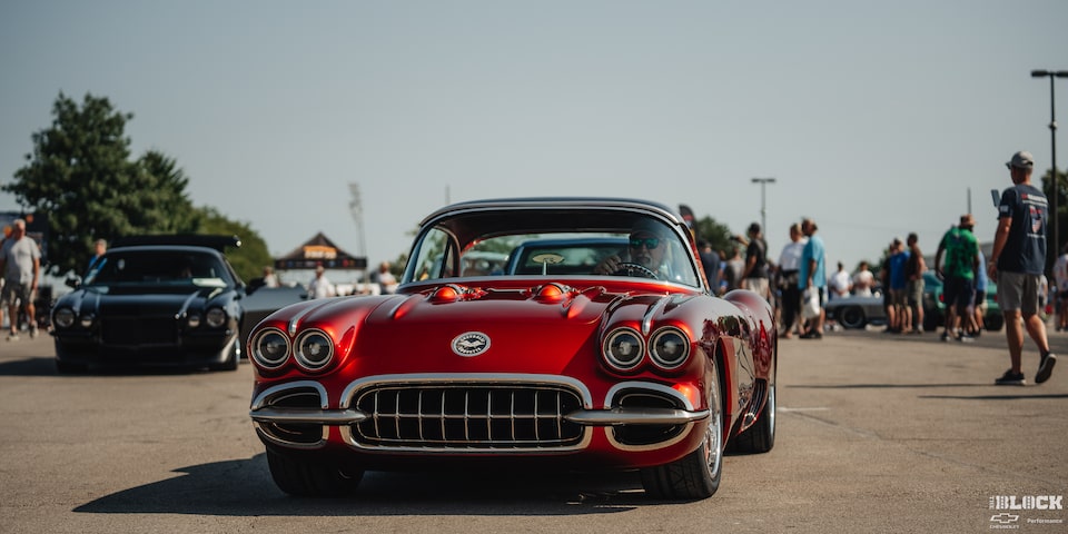 Un hermoso Chevy Corvette clásico de color rojo en Summit Racing Nationals
