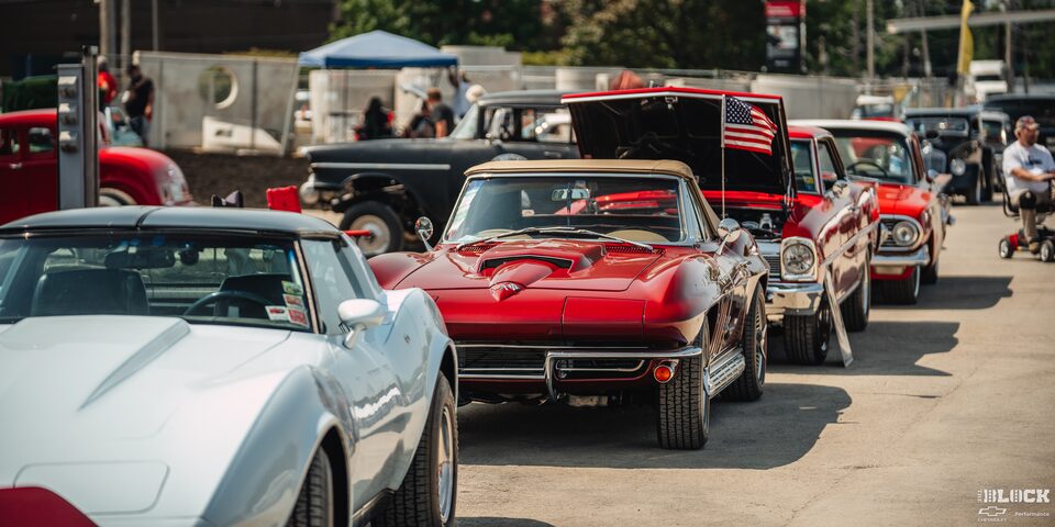 Una gama de autos Chevy clásicos estacionados en los Summit Racing Nationals en Columbus, OH