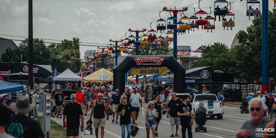 Una toma amplia de los visitantes, los puestos y los vehículos en Summit Racing Nationals, en Columbus, OH