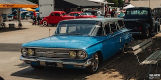 Un hermoso automóvil clásico Chevrolet Azul estacionado en exhibición en los Summit Racing Nationals
