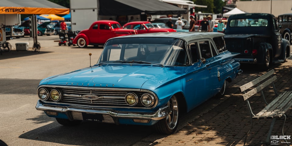Un hermoso automóvil clásico Chevrolet Azul estacionado en exhibición en los Summit Racing Nationals