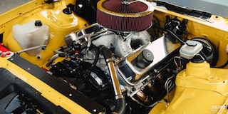 Primer plano de un motor Chevy deportivo en un vehículo Chevy Amarillo en los 26​​​​​​​.º Summit Racing Nationals