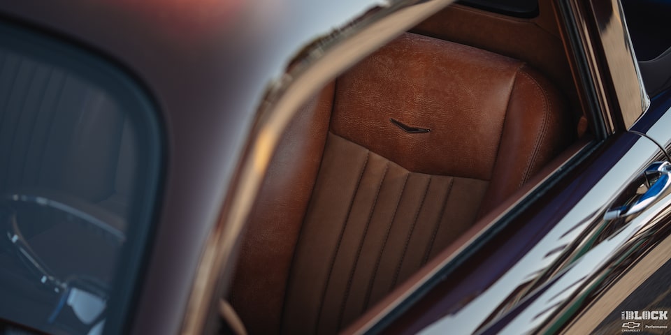 Primer plano de los asientos de piel de color marrón de un auto Chevy clásico