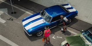 Vista aérea de un Chevy clásico azul y blanco en los Goodguys Summit Racing Nationals