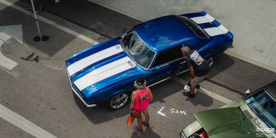 Vista aérea de un Chevy clásico azul y blanco en los Goodguys Summit Racing Nationals