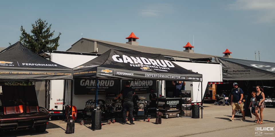 La carpa de partes de desempeño Gandrud en los Summit Racing Nationals​​​​​​​