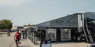 Una enorme carpa de Chevrolet Performance con visitantes paseando en los Summit Racing Nationals