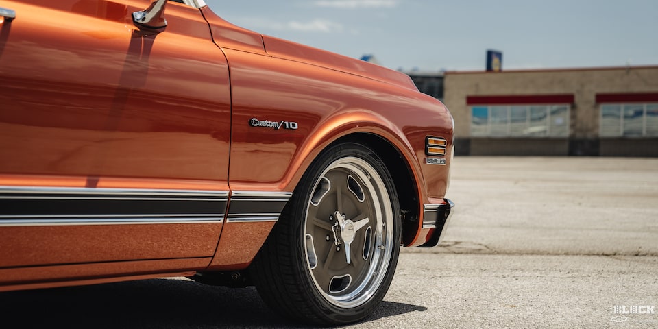Toma inferior izquierda del neumático de una pickup Chevy C10 Naranja
