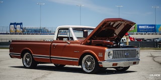 Vista de tres cuartos izquierda de una pickup Chevy C10 con el cofre abierto
