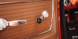 Detalle del interior de la puerta y las manijas de la ventana de la pickup Chevy C10
