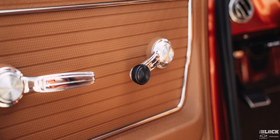 Detalle del interior de la puerta y las manijas de la ventana de la pickup Chevy C10