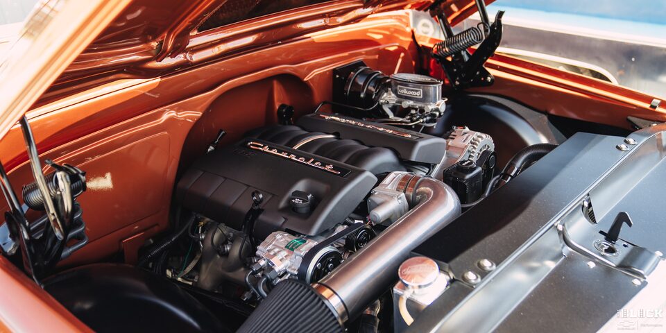 Primer plano del motor de una pickup Chevy C10