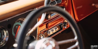 Una toma a través del volante del reproductor de audio en una pickup Chevy C10