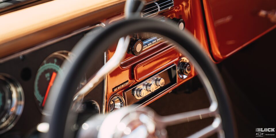 Una toma a través del volante del reproductor de audio en una pickup Chevy C10
