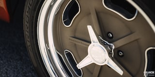 Primer plano de un neumático de una Chevy C10 con "American Racing" escrito en él
