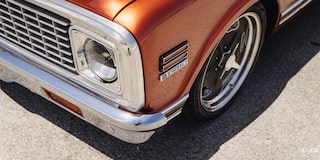 Primer plano del faro delantero y el neumático de una pickup Chevy C10